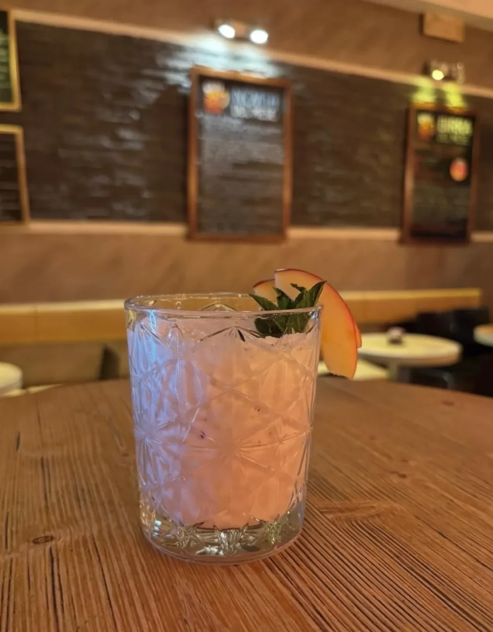 Cocktail con mela e menta servito in sala