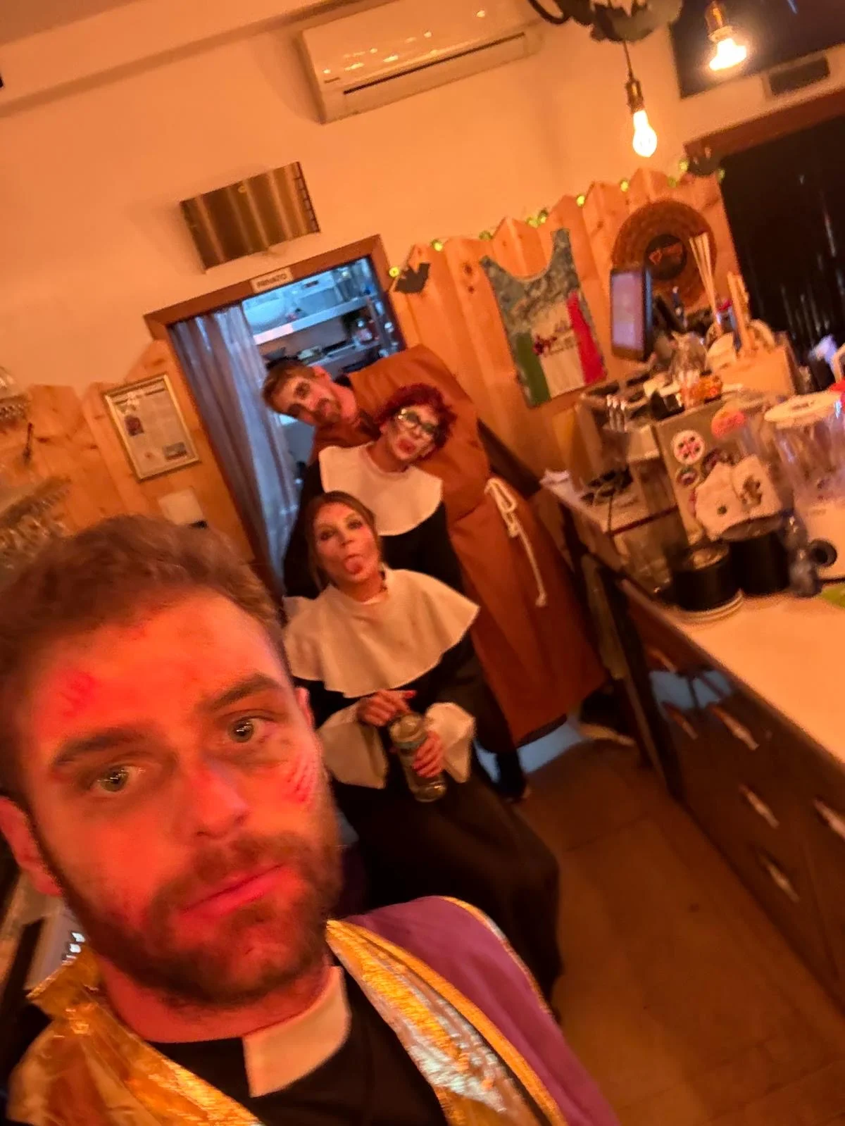 Lo staff in costume durante la serata di Halloween