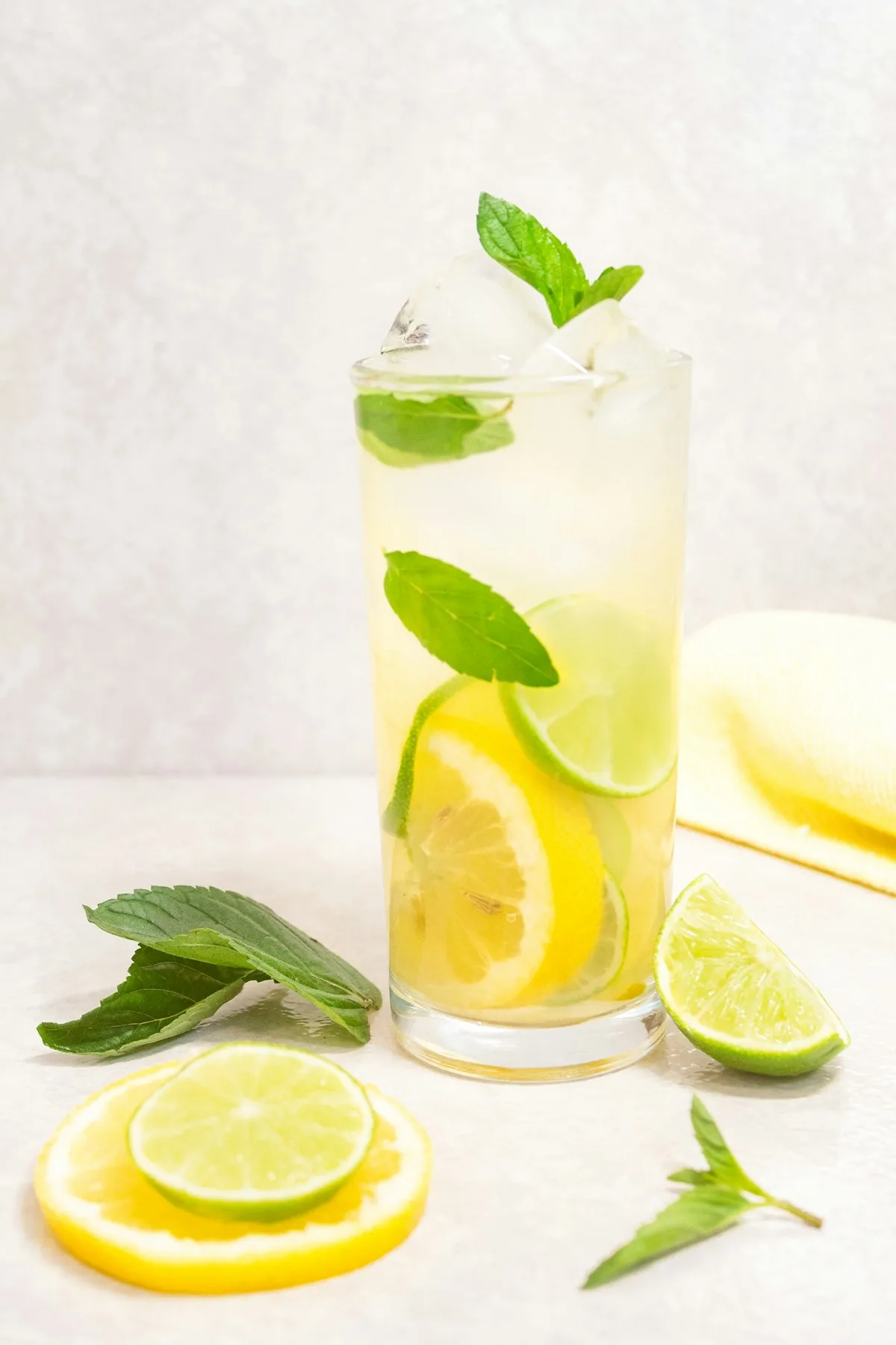 Spritz e long drink con ghiaccio e agrumi